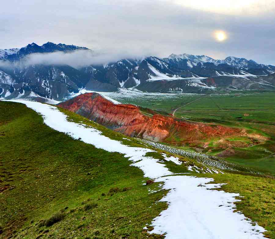 谁持彩练当空舞，五月天山倒春寒——新疆天山旅游推荐